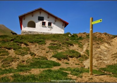 La ruta, señalizada desde el Refugio Lopez Huici